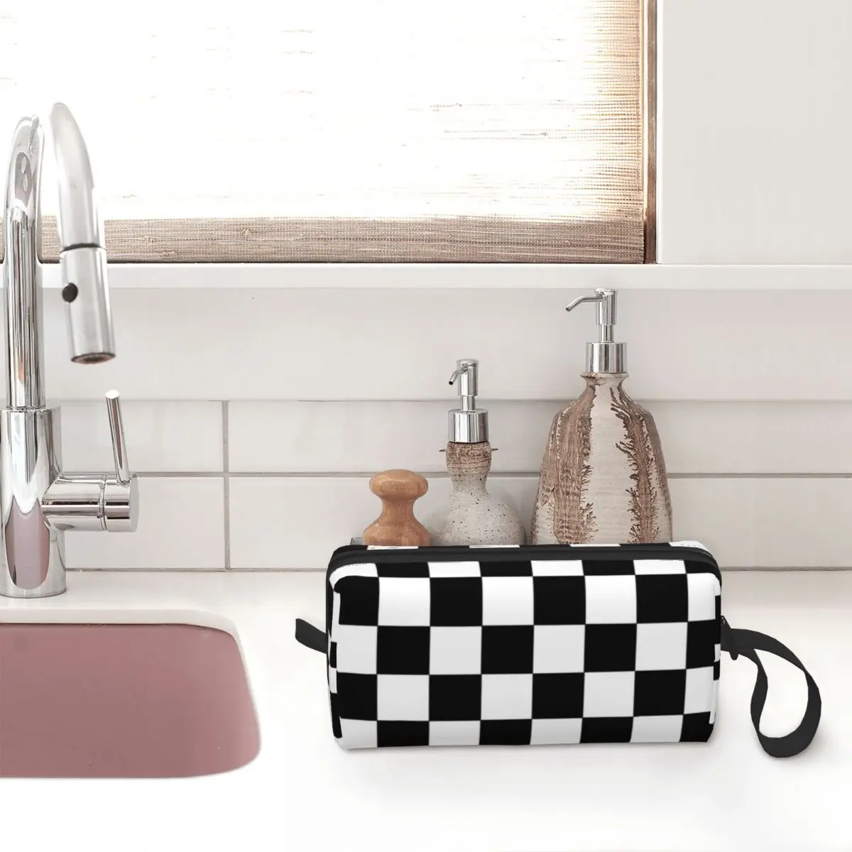 Tas kosmetik hitam dan putih kotak-kotak wanita, Kit Dopp penyimpanan kecantikan, Organizer perlengkapan mandi, kotak-kotak geometris, hitam dan putih