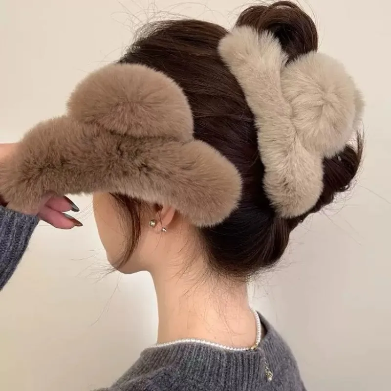 Übergroße Plüsch-Winterklammern für dickes Haar |   Back-Of-The-Head Bun Styles |   Weicher und warmer Haarschmuck aus Kaninchenfell für Damen