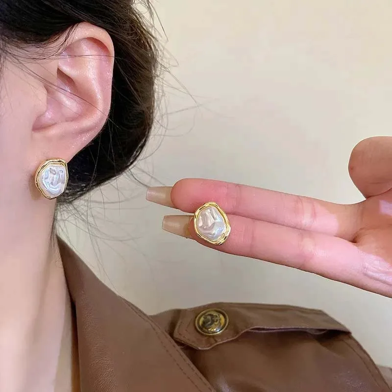 Pendientes geométricos irregulares redondos de perlas de Metal para mujer, pendientes con personalidad de estilo minimalista, regalo de joyería de moda 2025