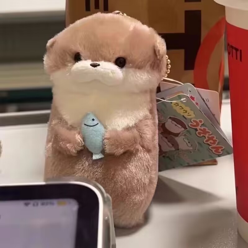 Bonito pequena lontra abraço peixe boneca de pelúcia pingente presente bonito menina coração chaveiro pingente presente criativo