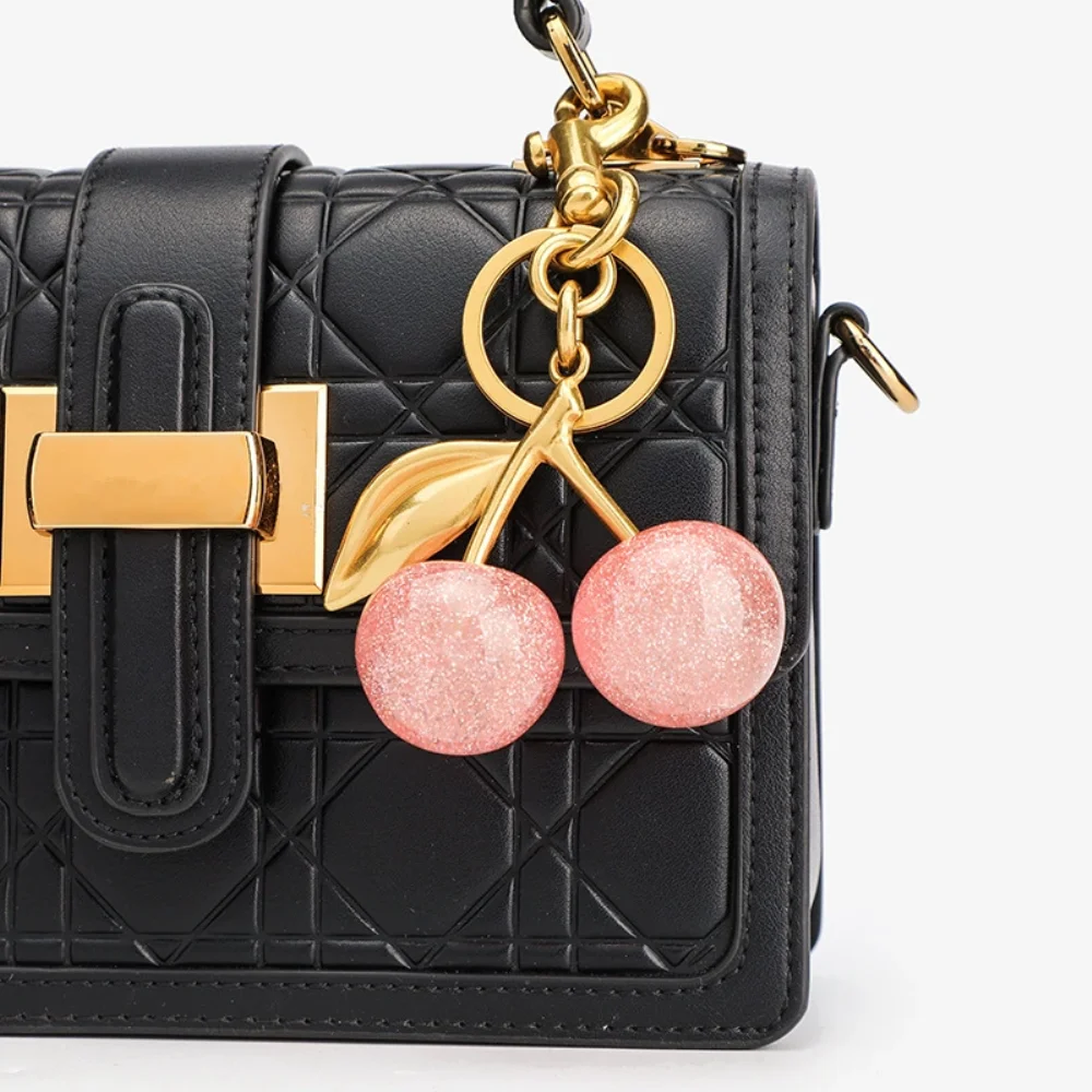 Trendiger Schlüsselanhänger mit rotem Kirsch-Anhänger für Frauen, niedliche Taschendekorationen, multifunktionaler Schmuck, Autoschlüssel-Zubehör, Charm-Schlüsselanhänger, Geschenk