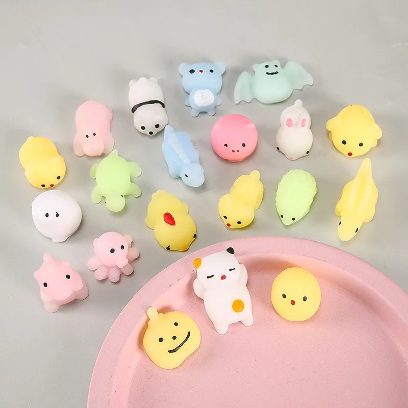 18 ชิ้น - สไตล์สุ่ม - ของเล่นคลายเครียดสุดน่ารัก ช่วยผ่อนคลายความเครียดอย่างสนุกสนานและคลายเหงา  เครื่องมือที่มีประโยชน์สำหรับการคลายเครียดในรูปแบบการ์ตูน