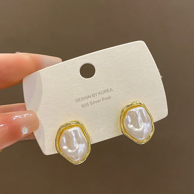 Nueva moda, pendientes ovalados blancos, declaración geométrica Irregular, pendientes inusuales para mujer, joyería Bohemia lateral de Metal de Color dorado