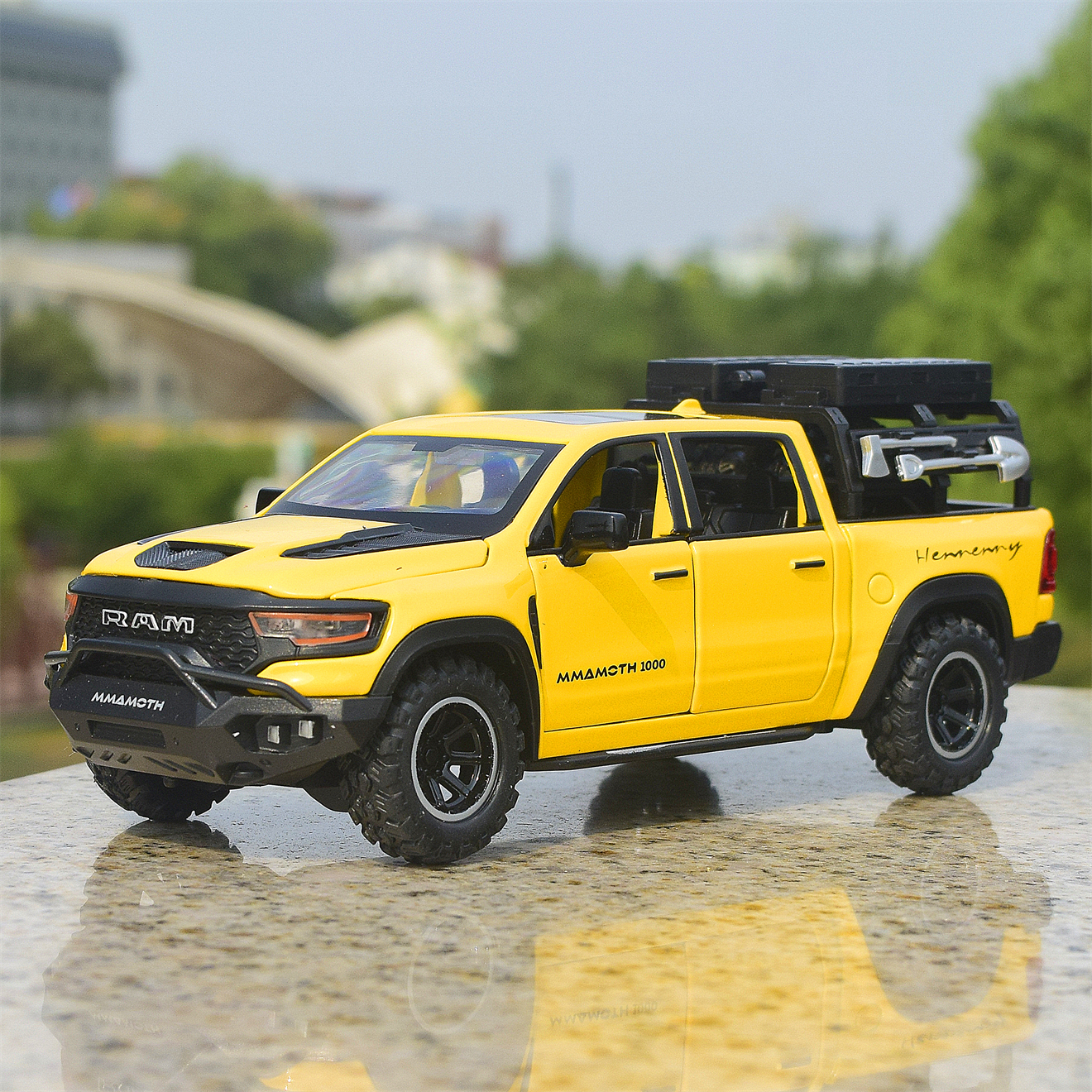 1:32 RAM MAMMOTH Pickup Off Road Vehicle Miniaturowy odlewany metalowy model samochodu Zabawka Odciągnij dźwięk i światło Kolekcje Prezenty