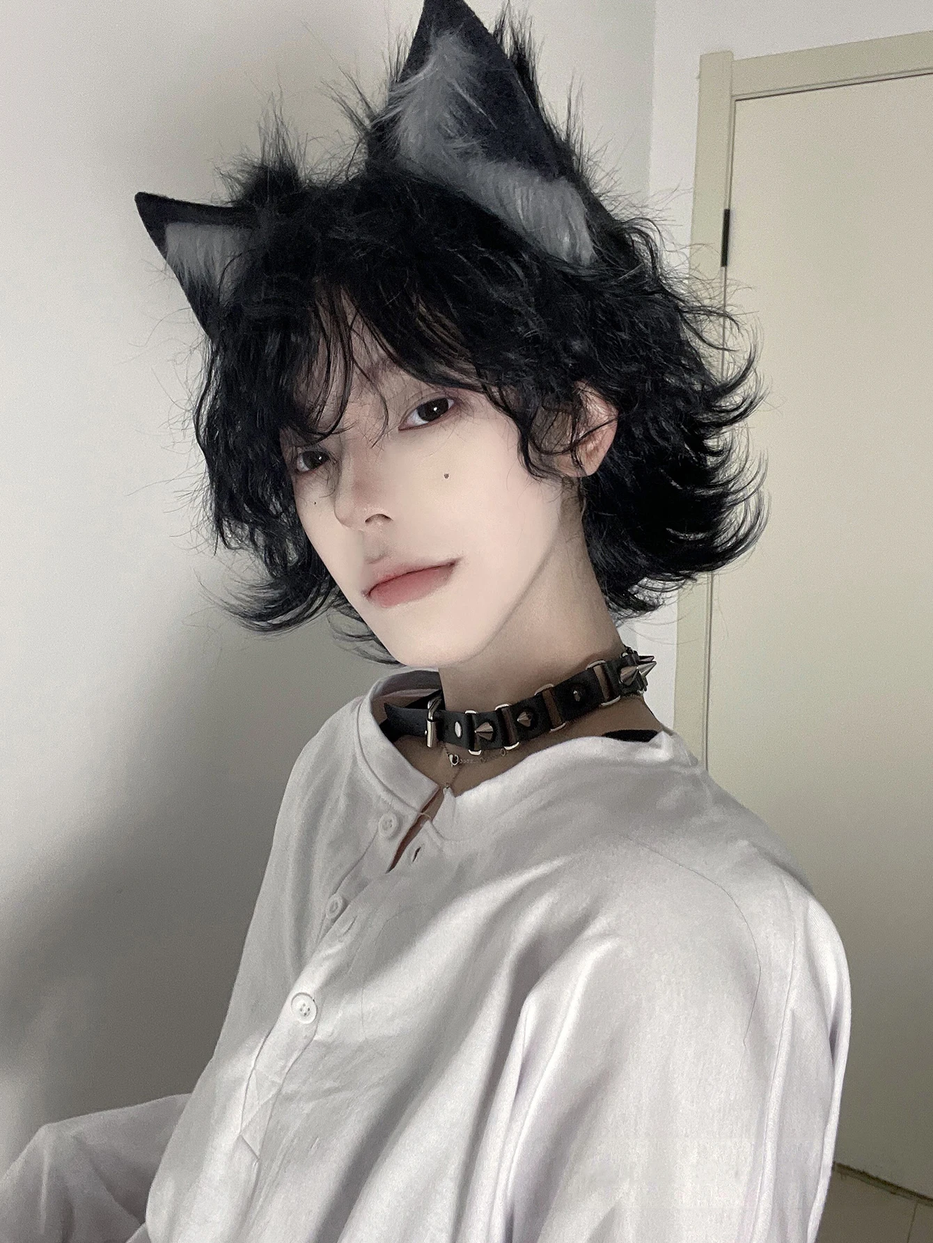 男性と女性のための人工ウィッグ,自然なウェーブのかかった髪,美しいかつら,黒い色,毎日のコスプレ,耐熱性,12インチ
