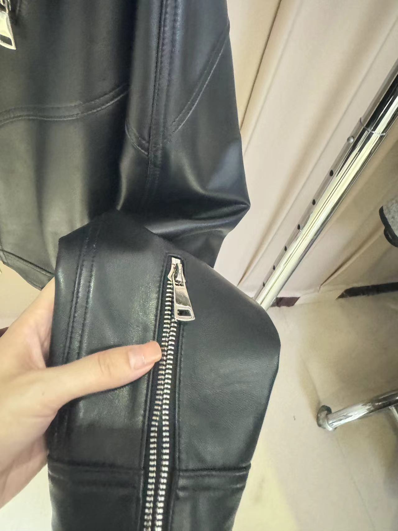 Casaco de pele de carneiro natural e real para mulheres, casacos curtos, gola preta virada para baixo, linda moda