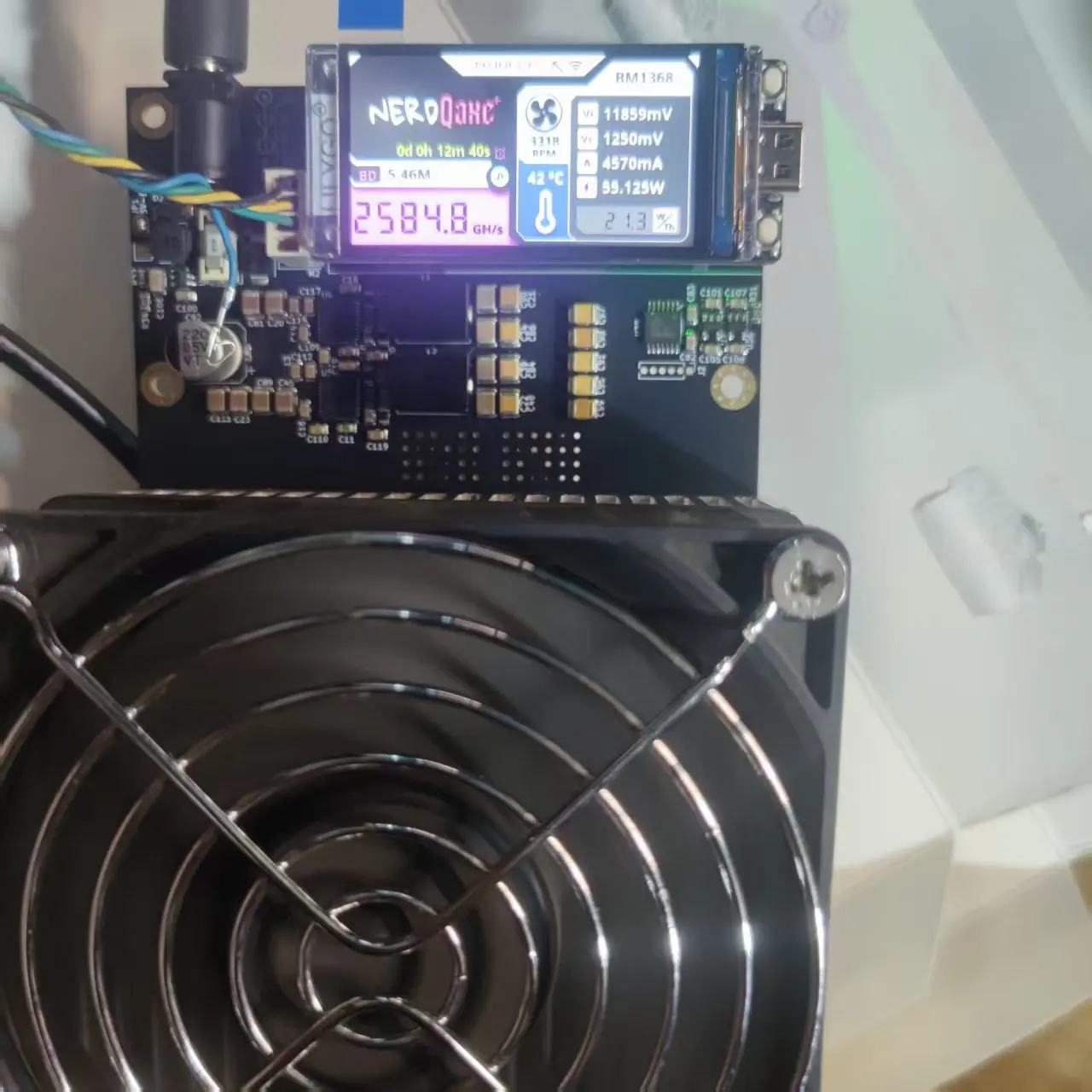 A gama completa de máquinas de mineração Bitaxe não fornece adaptadores de energia e não fornece conchas