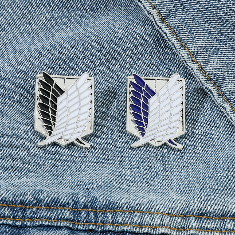 ZXMJ Attacco su Titano Stesso Stile Spilla Ali della Libertà Logo Distintivo Anime Periferico Gioielli Camicia Borsa Accessori Popolari Spille