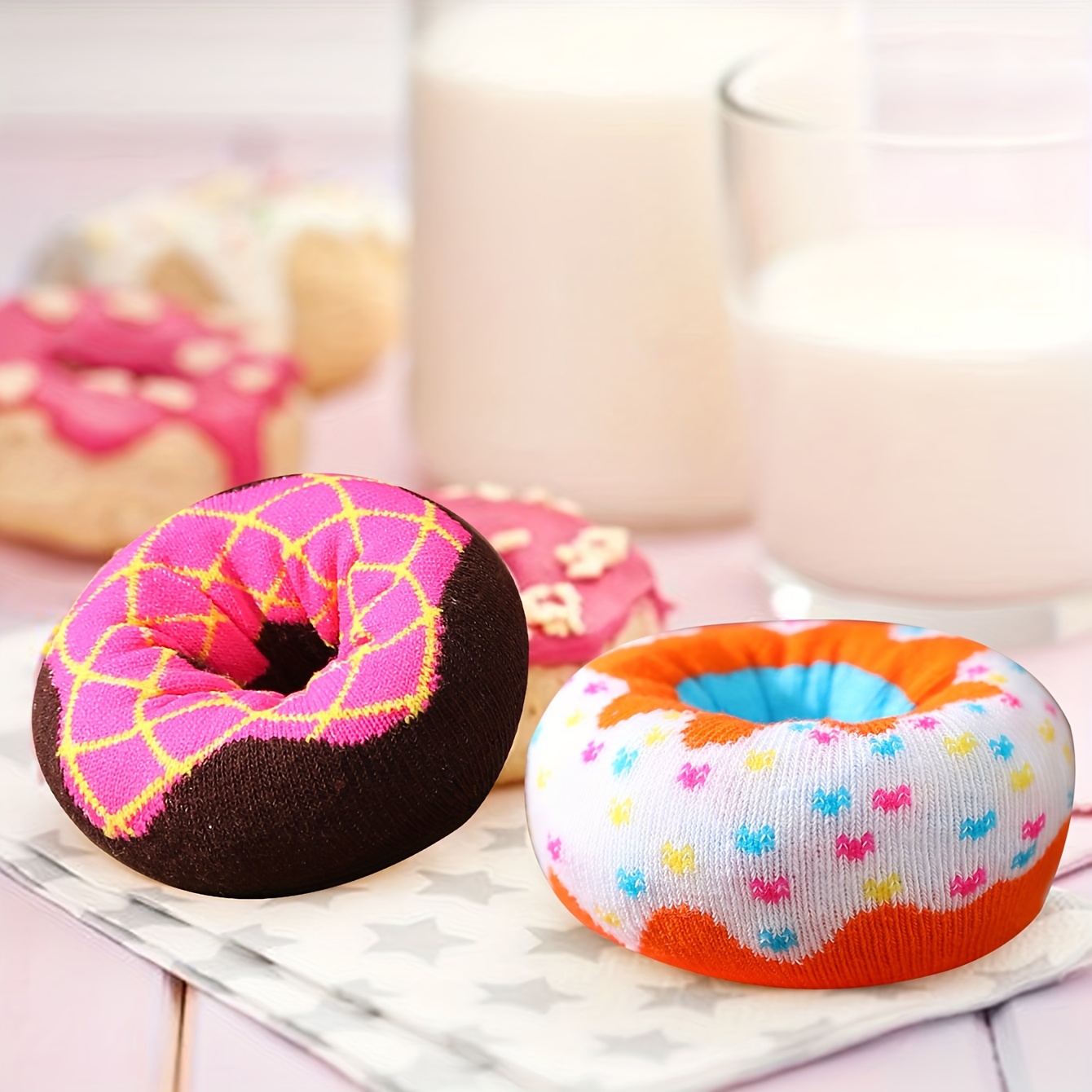 Dois pares de meias da moda com padrão de donuts coloridos são adequadas para presentes de Natal e Dia dos Namorados no Halloween
