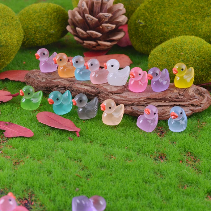 50/100PCS leuchtende Mini-Enten Moos Microlandscape Miniatur-Entenfiguren Feengarten-Zubehör Home Decor Glow in The Dark