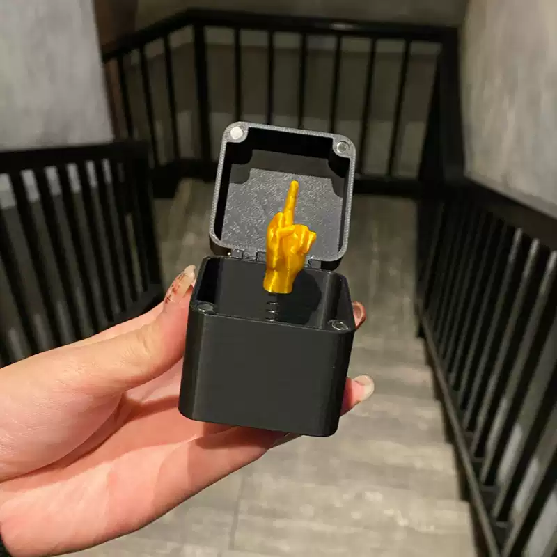 Engraçado dedo médio em caixa - presente de mordaça de decoração de mesa para Halloween, Natal e aniversário, brinquedo de escritório inovador e decoração de casa