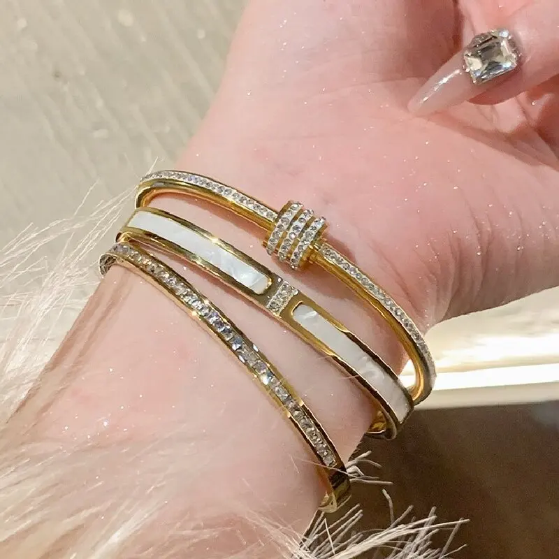 Bracciale in oro e acciaio al titanio da 1 pezzo, stile classico alla moda, bracciale in acciaio inossidabile, intarsiato con zirconi, per l'uso quotidiano delle donne