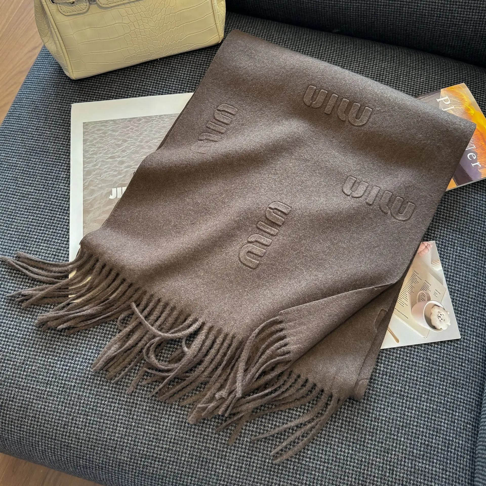 Bufanda de lana de mezcla de diseño a la moda para mujer, silenciador cálido Simple en relieve, nuevo tipo de imitación de Cachemira, chal grueso con flecos para mujer