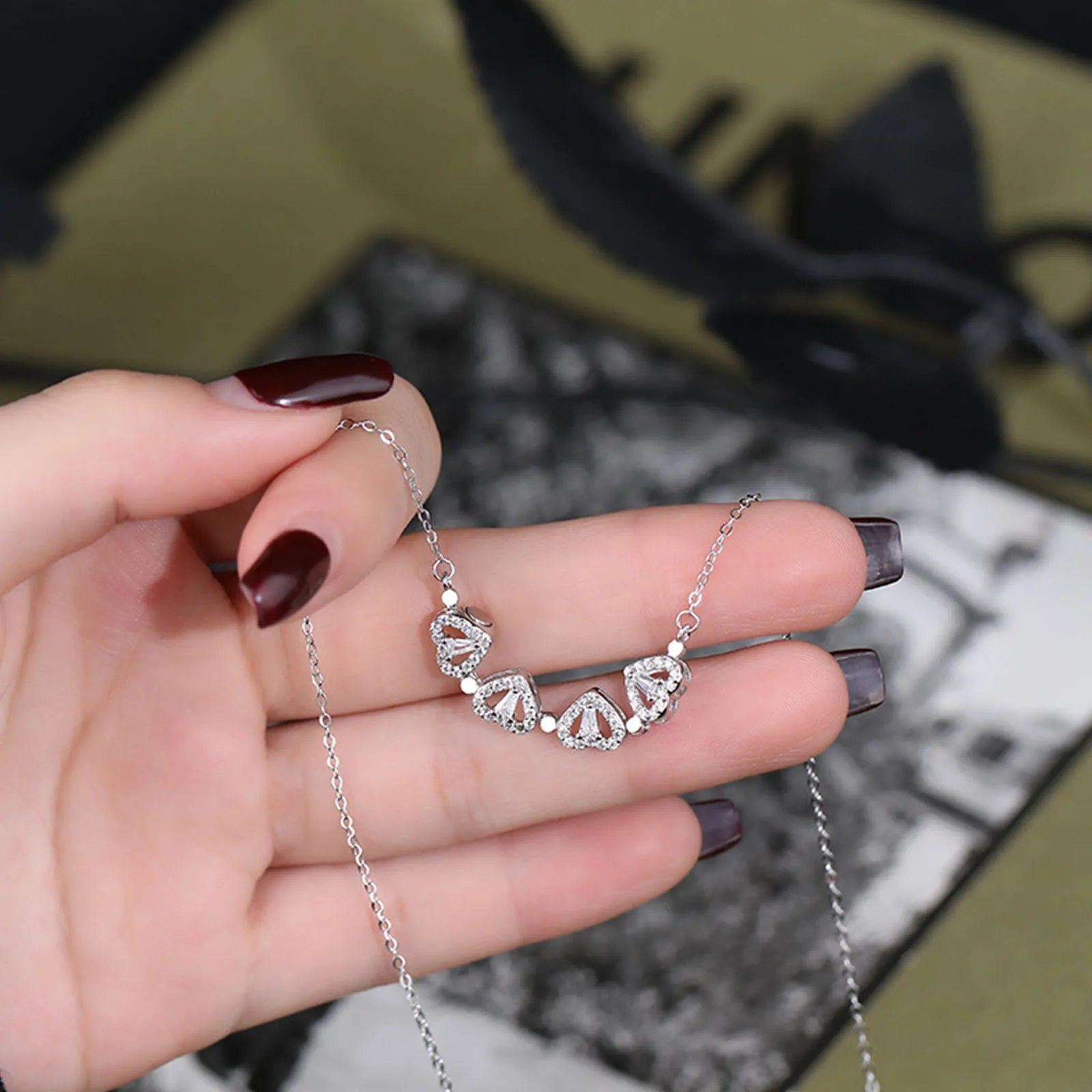 Naszyjnik z zawieszką w kształcie serca z czterolistną koniczyną, biżuteria z cyrkoniami, damski łańcuszek na obojczyk, prezent, otwierany choker.