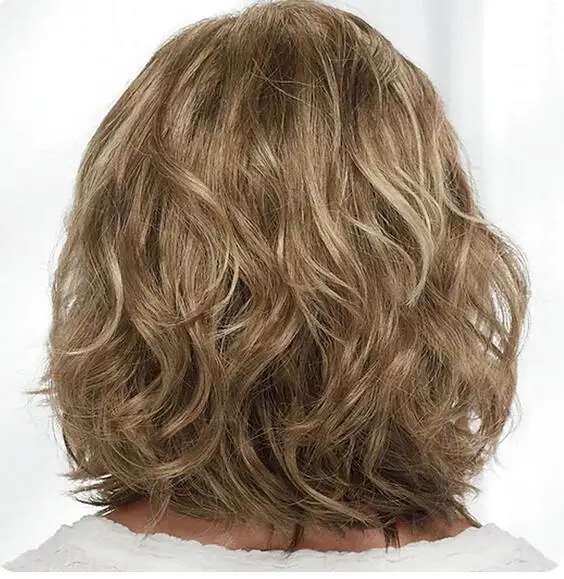 Peruca Sintética de Comprimento Médio com Swept Bang, Cabelo Ondulado, Festa