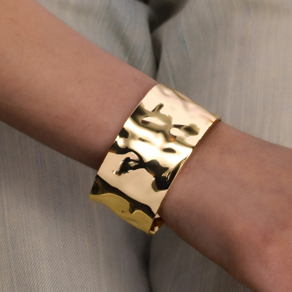 Squisito classico modello di colpo che apre il braccialetto dei braccialetti per le donne Bracciale con polsino Regalo di ornamento a mano in acciaio inossidabile color oro