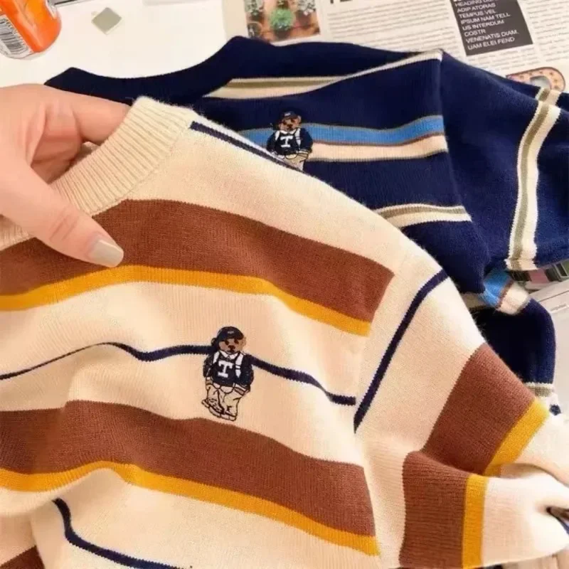 เสื้อกันหนาวเด็ก 2025 ฤดูใบไม้ผลิเย็นเวอร์ชั่นเกาหลีสบายๆการ์ตูนเด็กด้านบนด้วยเสื้อสวมหัวถักลายปักตะวันตก