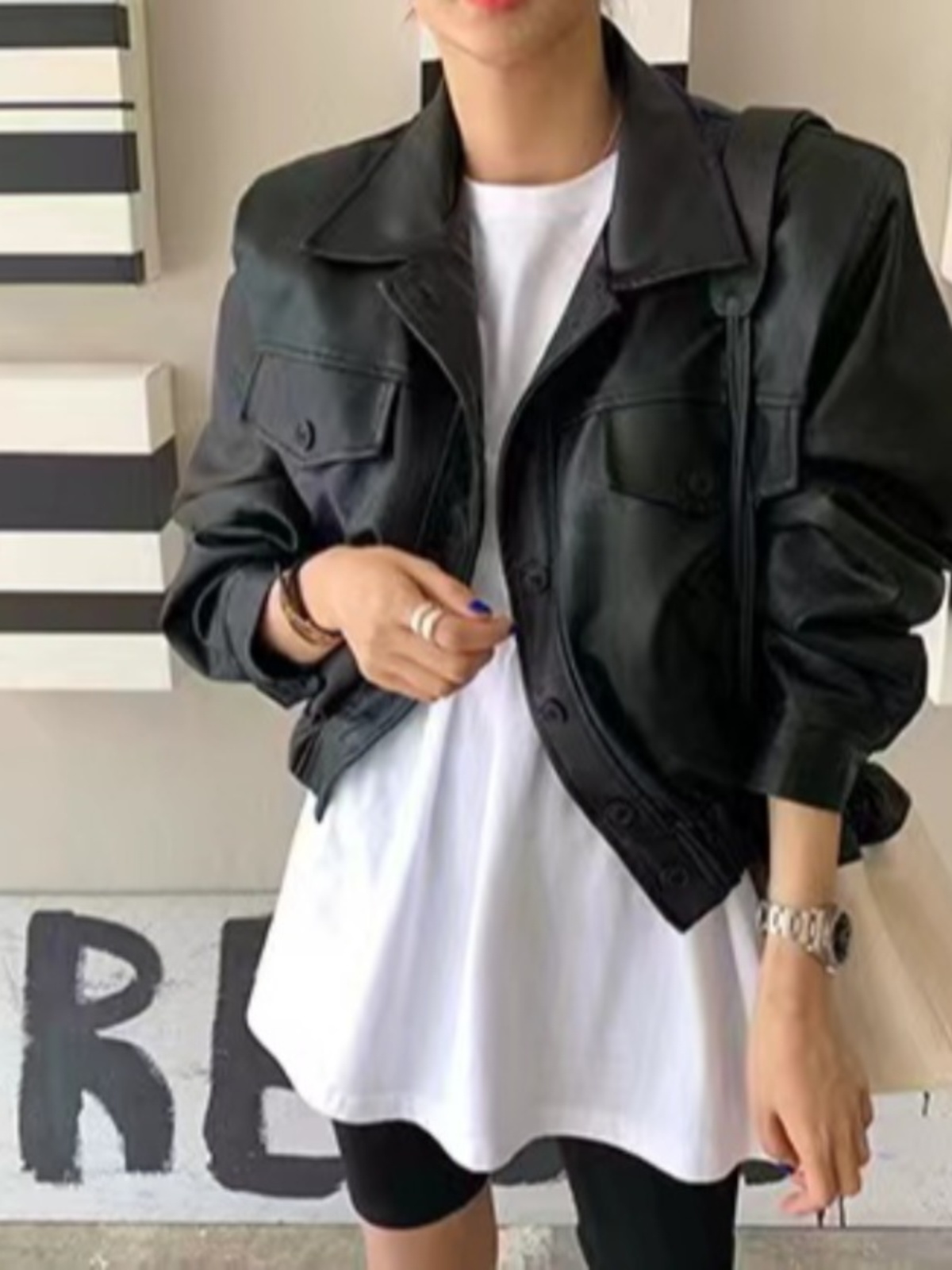 シックな秋冬ショート PU レザージャケットルーズフィット長袖ターンダウン襟ヴィンテージスタイリッシュな女性のカジュアルコート