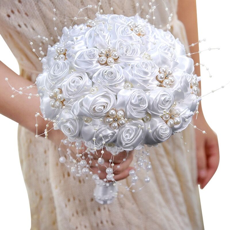 Bellissimi fiori artificiali in nastro bianco e avorio con rose, splendide perle, bouquet da sposa con perline, bouquet da sposa da damigella d'onore