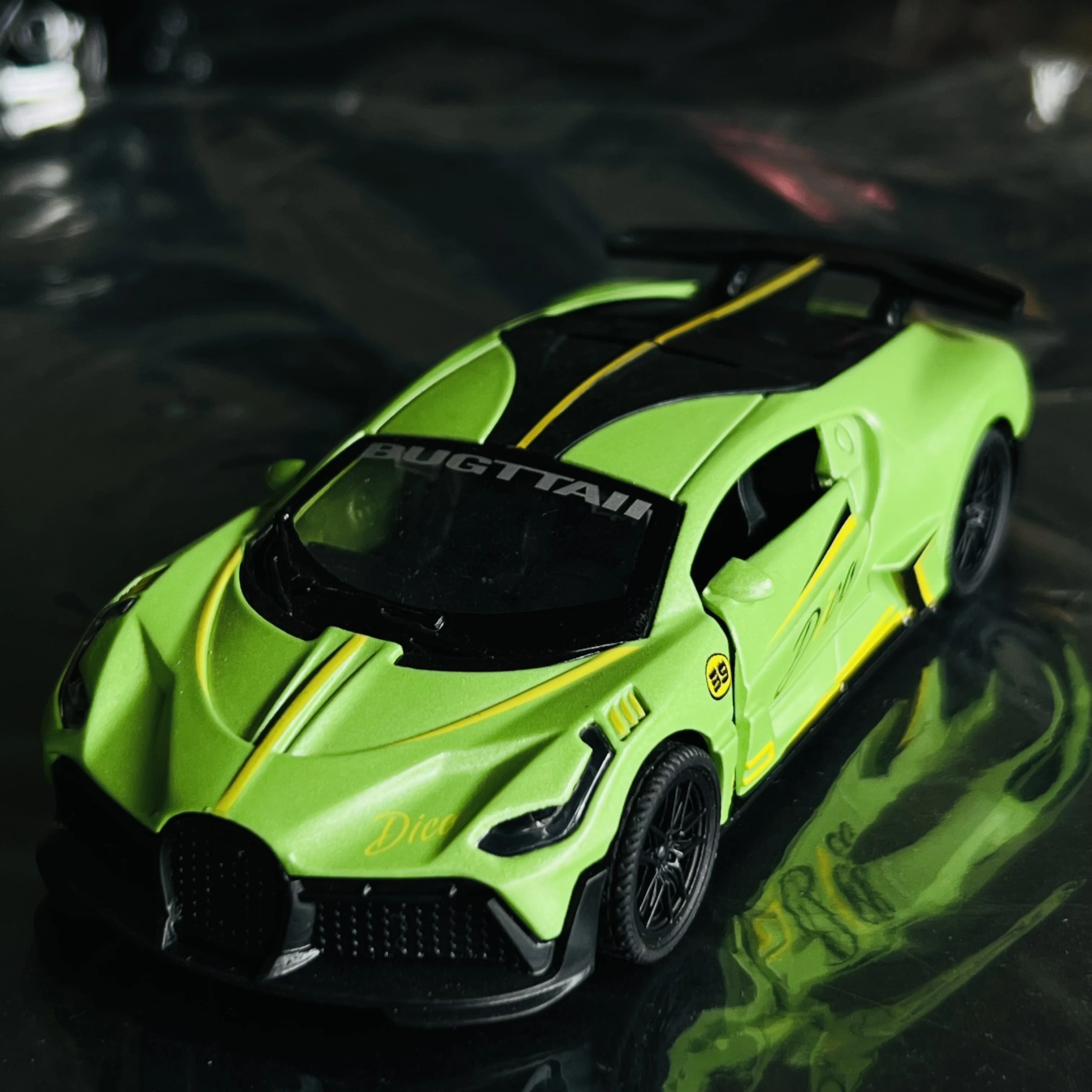 Modelo de carro de liga infantil, simulação de menino, modelo de carro que pode ser aberto, carro de brinquedo, novo ornamento famoso na internet
