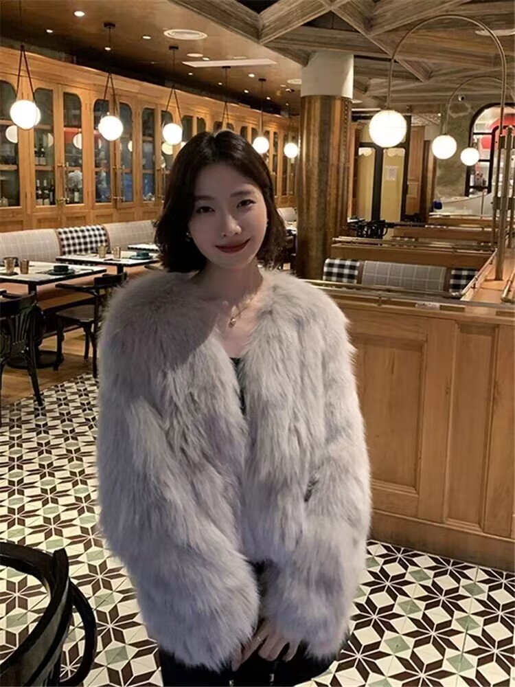 ショート肥厚キツネの毛皮のコートの女性の 2024 冬の新スタイル模擬レザージャケット若いファッショナブルなカジュアルラウンドネック