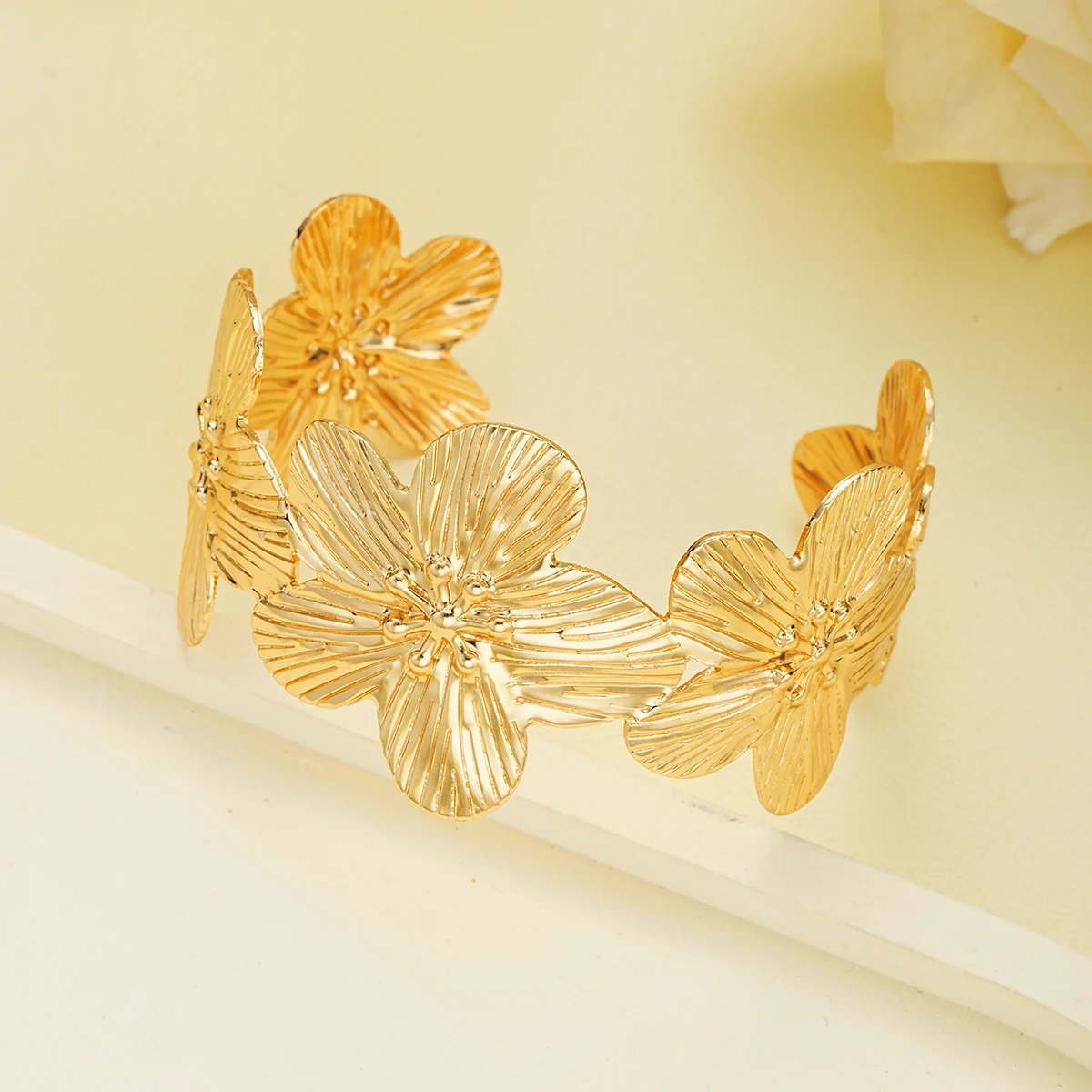 Braccialetti con apertura regolabile con fiori di alta qualità per le donne Braccialetti larghi con polsino largo color oro geometrico Gioielli per feste di nozze di moda