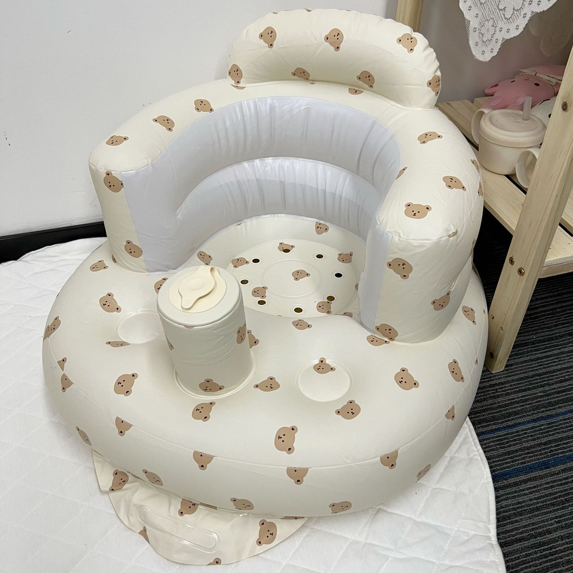 Lernen Sie auf Stühlen, aufblasbare Babysofas, sitzende und stehende Babyartefakte und trainieren Sie Kinder, um Sofasitze zu lernen