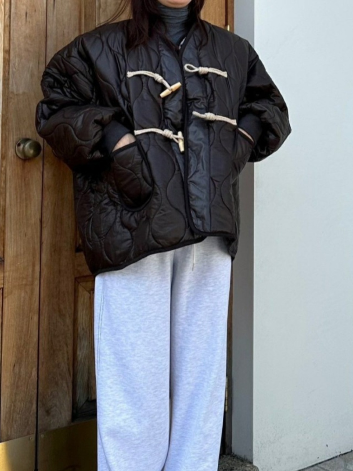 女性のコットンジャケット 2024 新しい冬の韓国スタイルルーズデザイン多用途長袖 V ネックボタンアップコートトレンディでエイジレス