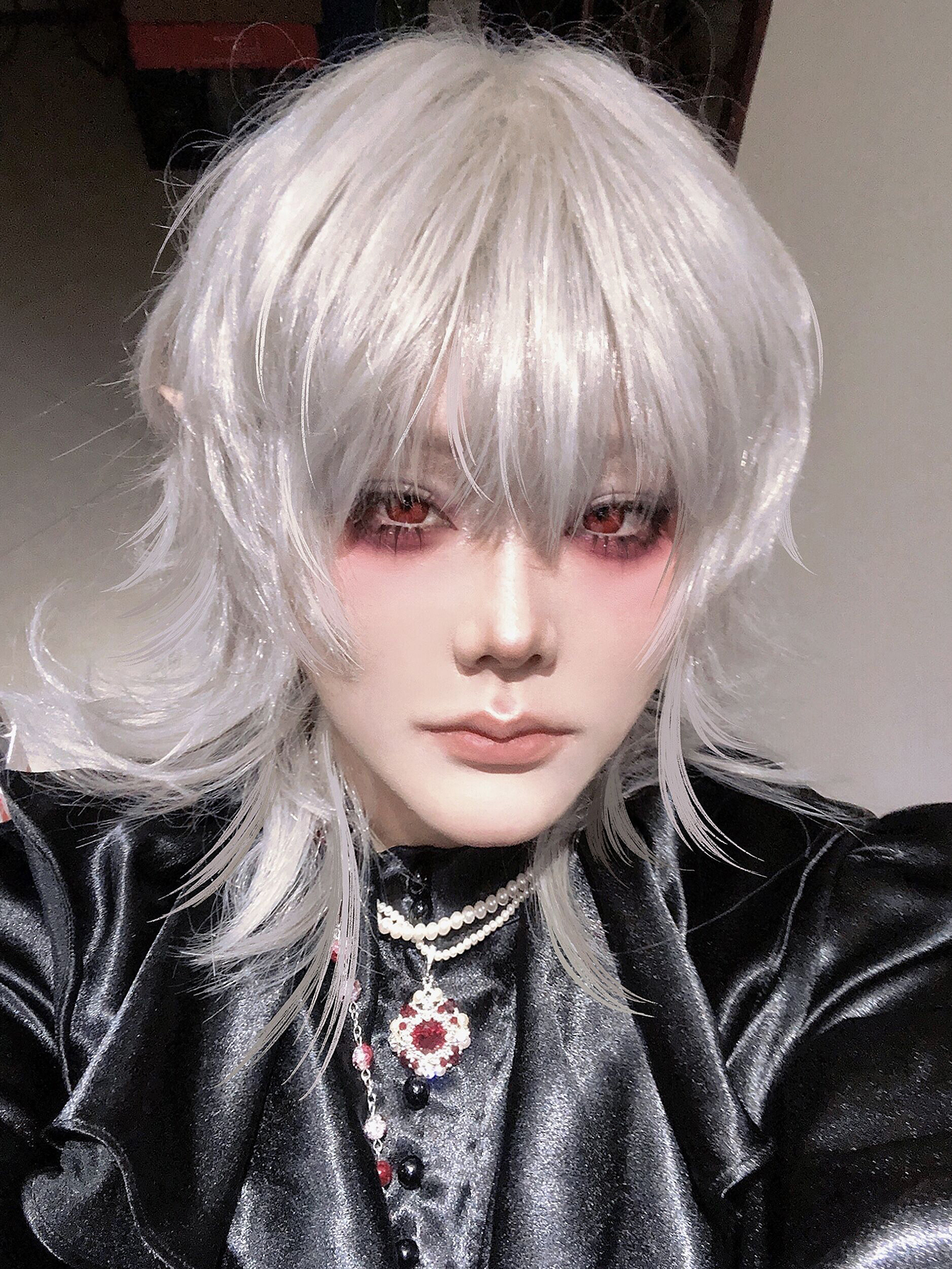 16 inch zilver witte kleur knappe synthetische pruik met knal medium natuurlijk golvend haar pruik voor man of vrouw cosplay hittebestendig