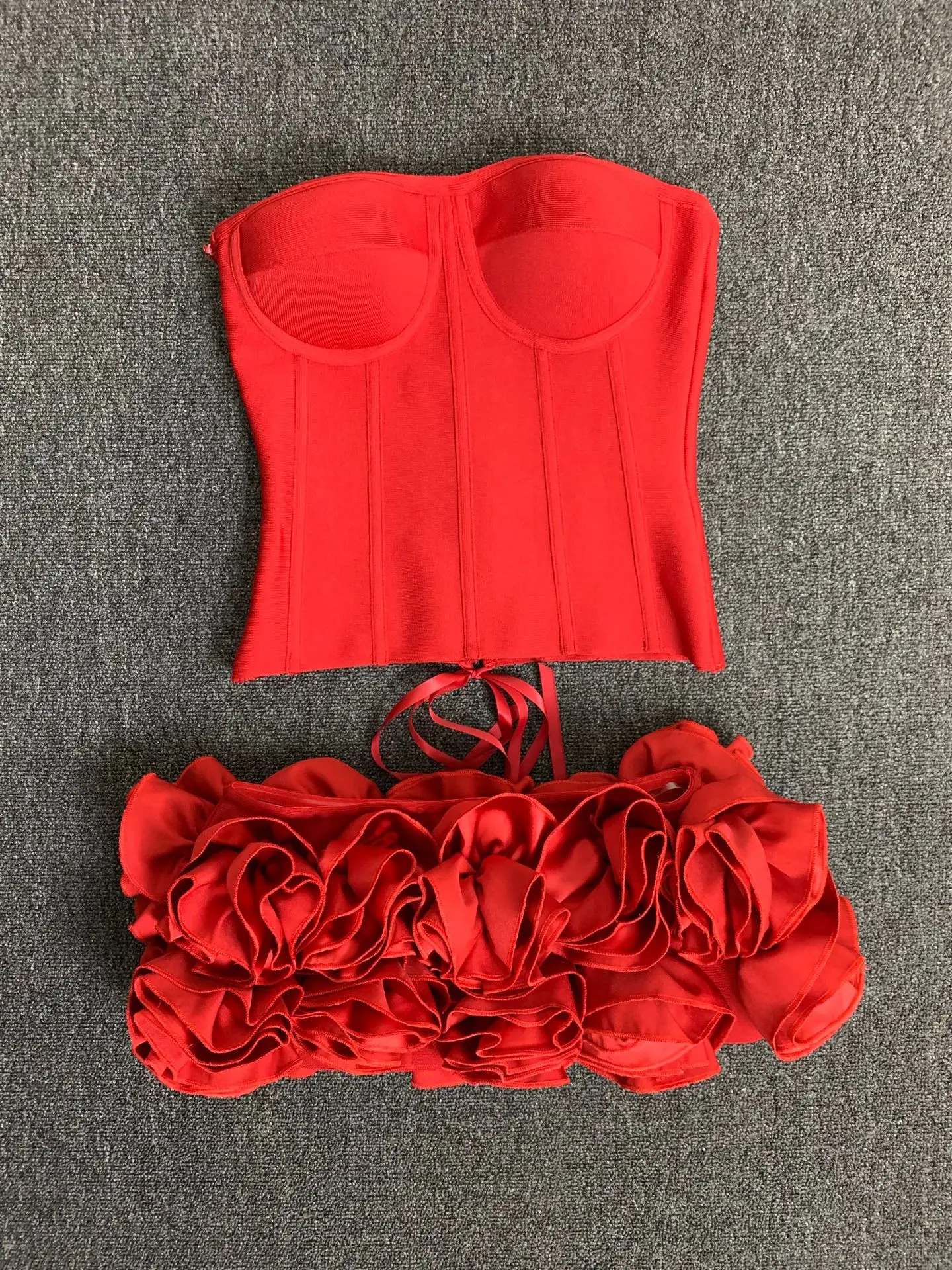 Rote, figurbetonte Mini-Verband-Outfits für Damen, Club-Party, trägerlose Oberteile mit Schnürung am Rücken und kurze Mini-Röcke, zweiteilige Sets, Nachtwäsche