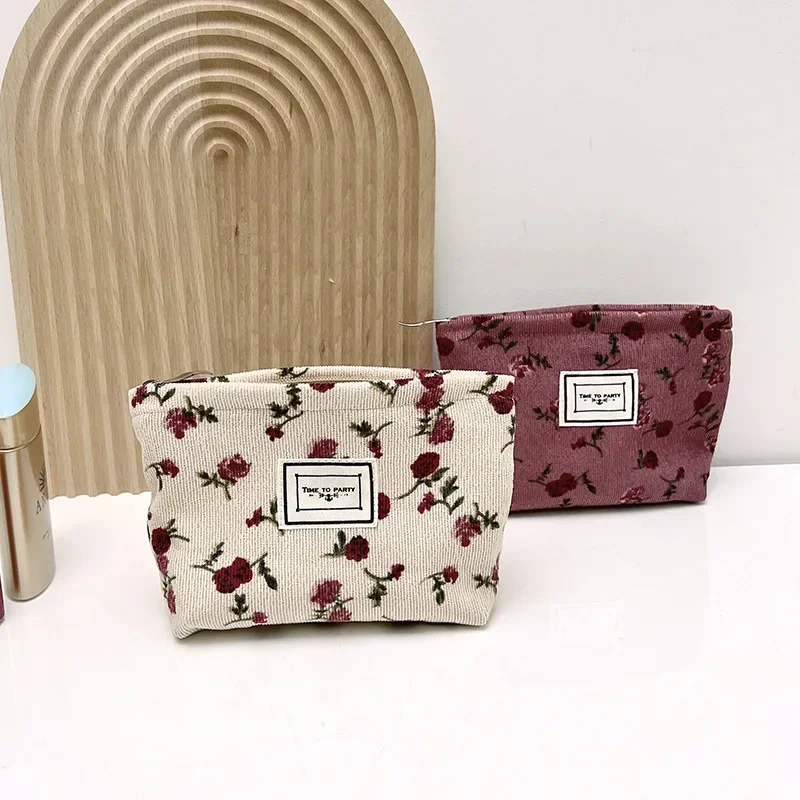 Nuova piccola borsa per cosmetici da donna modello floreale portatile piccola borsa per riporre assorbenti igienici custodia per chiavi portamonete portatile