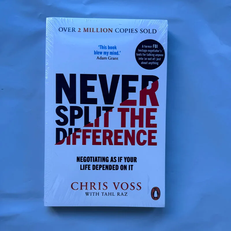 Nunca divide la diferencia de Chris Voss Negociación como si tu vida se depende de ello Libro de bolsillo en inglés