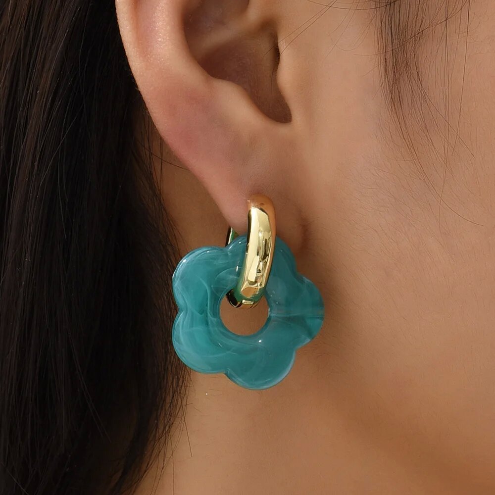 Pendientes de resina acrílica con forma de flor colorida para mujer, aretes de aro con hebilla de oreja circular de Color dorado, joyería de moda
