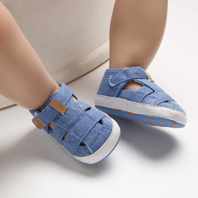 Zapatos de bebé recién nacidos para niños y niñas, suelas blandas de lona a la moda, zapatos para primeros pasos, sandalias transpirables, zapatos populares de playa de verano