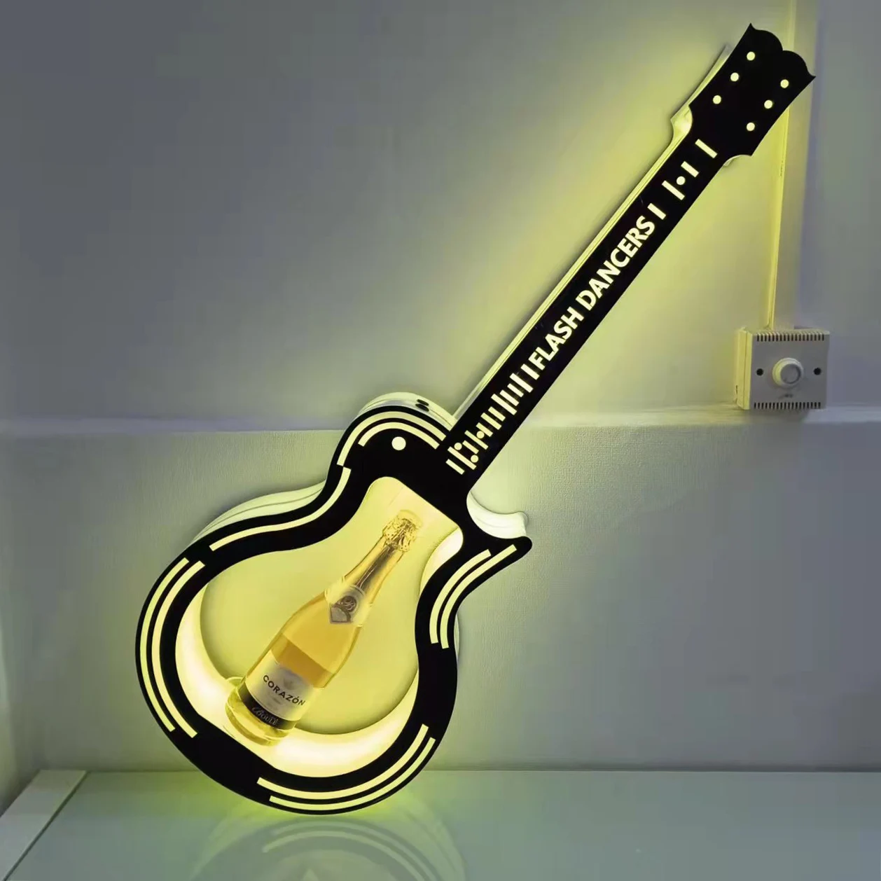 Benutzerdefinierte Logo LED Gitarre Flasche Presenter Glorifier VIP Service Champagner ClaseTequila Wodka Wein Display Halter für Bar Nacht Cub