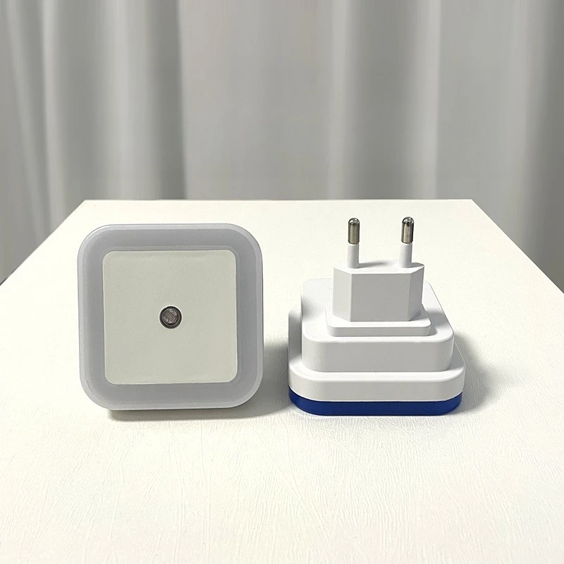 La luce intelligente a induzione a LED si illumina automaticamente di notte, l'arredamento della camera da letto con luce notturna creativa