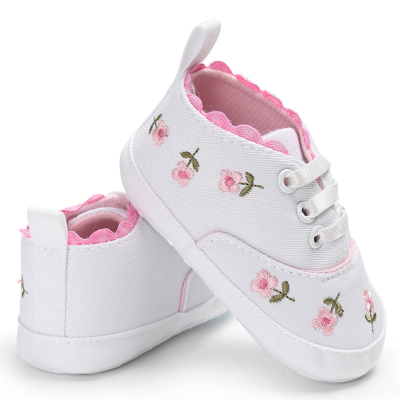 Frühling Herbst Neugeborene Baby Leinwand Turnschuhe weiche Sohle Mädchen Prinzessin Schuhe bestickte Spitze Kleinkind erste Walker Mokassins
