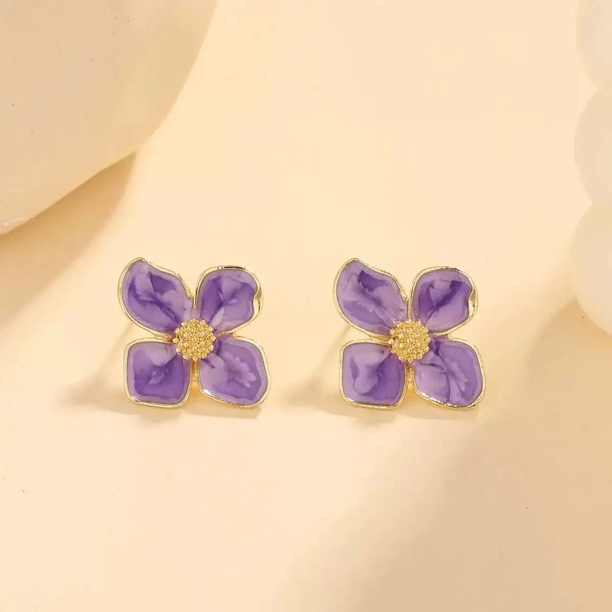 La nueva colección Primavera/Verano 2025 de pendientes de mujer con estampado floral exquisitos y modernos es el regalo perfecto para cortar