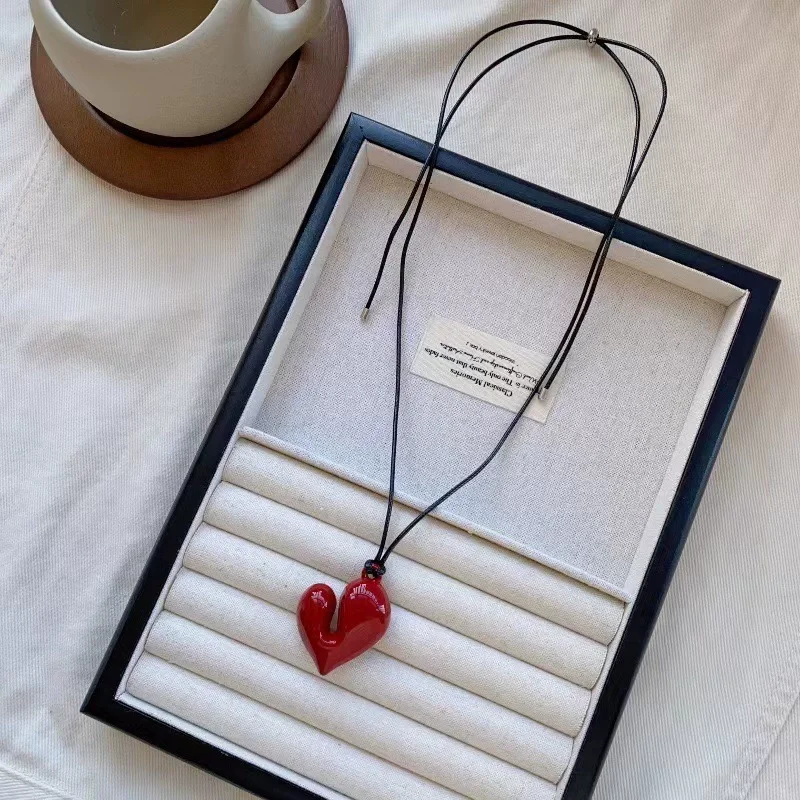 Encantador collar de cuerda con colgante de corazón Irregular (sin caja), accesorio de cadena de suéter extraíble ajustable para mujer, joyería de diseño Simple