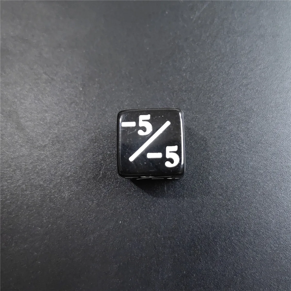 10 teile/satz 1,6 cm Würfel +1/+1&-1/-1 Betrieb Schwarz Und Weiß Unterricht Addition Und Subtraktion Farbe Sohn Mathematische Würfel