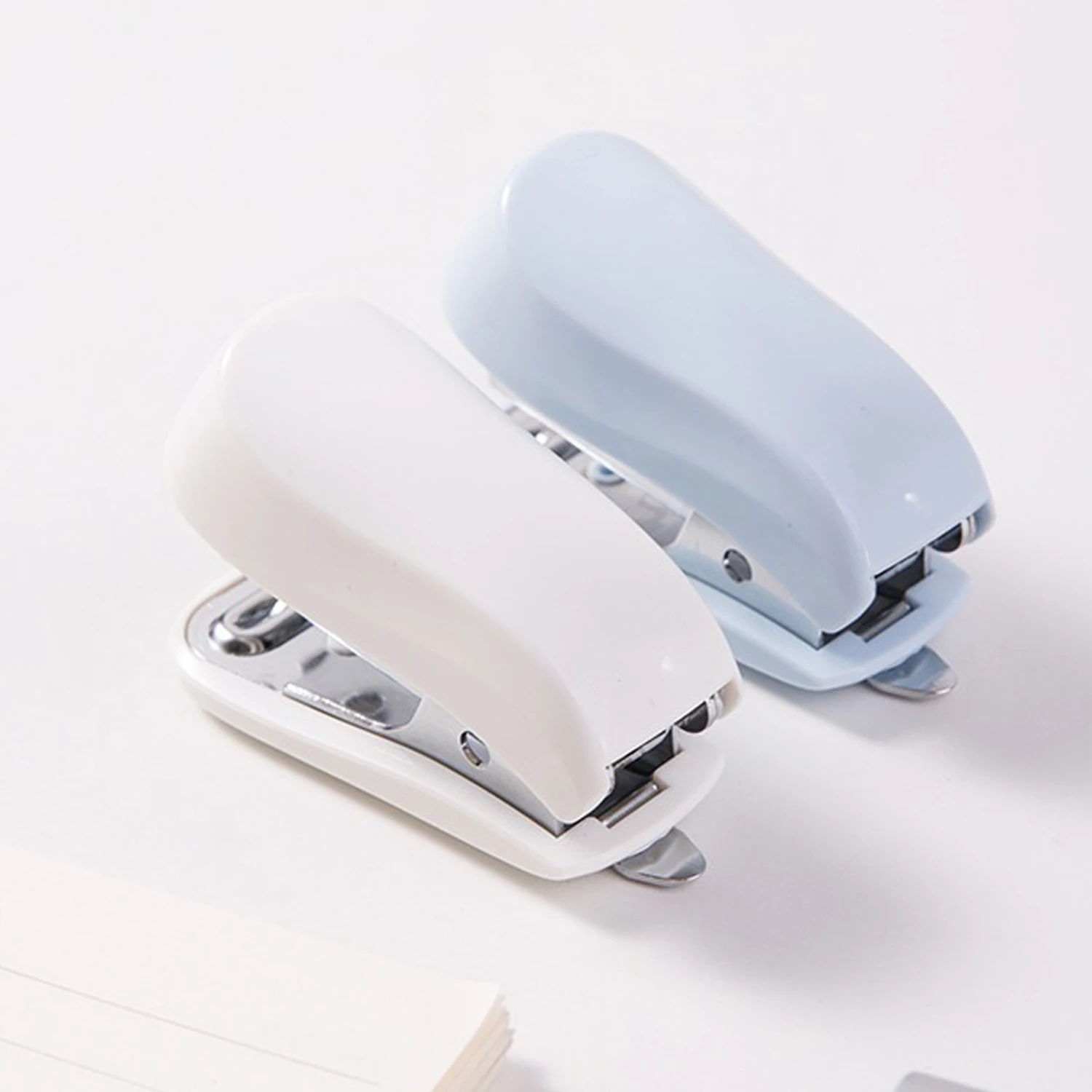 Mini kit cucitrice Cucitrice portatile piccola e graffette per rilegare carta Studente Cancelleria per ufficio Blu Rosa Bianco