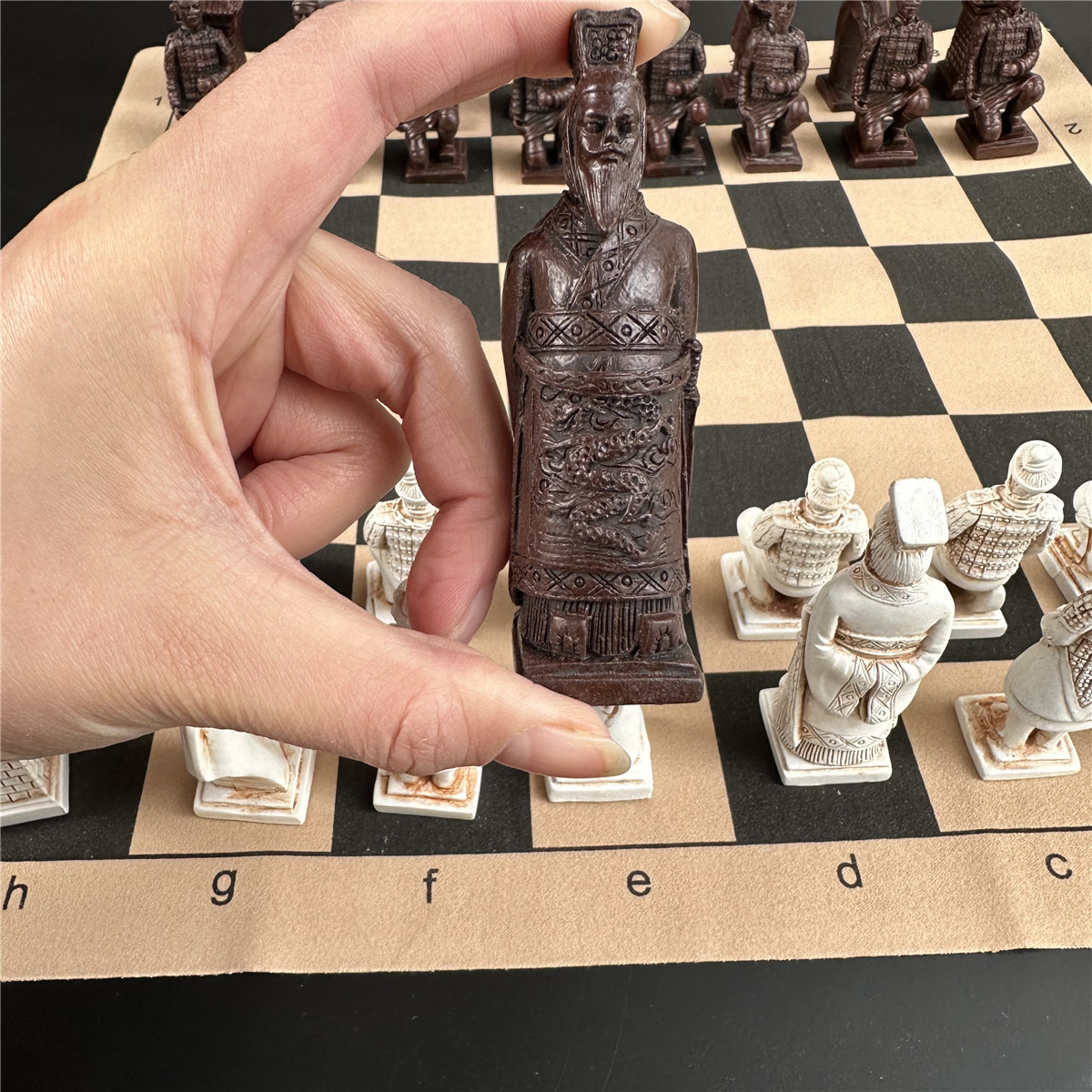 Große Nachahmung des antiken Schachs 3D Terra-Cotta Army Resin Schachfiguren zur alten Behandlung Leder Schachbrett 43 cm/16,93 Zoll