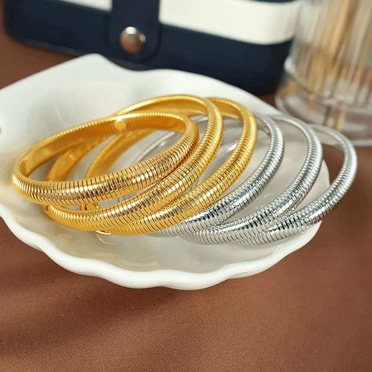 Bracciale in metallo spesso con elasticità retrò impermeabile in acciaio inossidabile placcato oro 18 carati tendenza moda gioielli unisex uomo donna