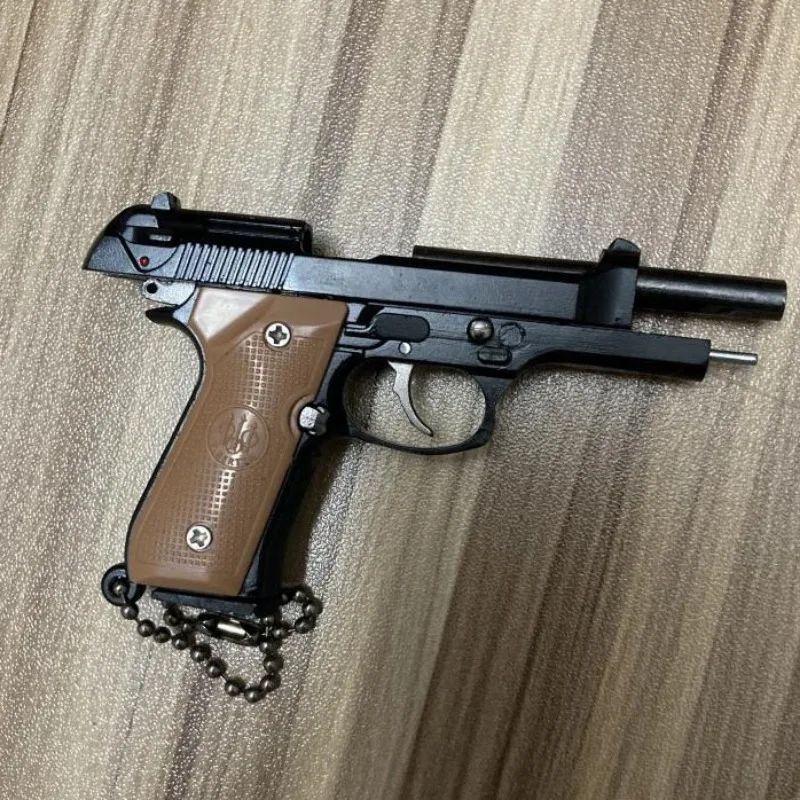 1:3 Scale Alloy M92 ปืนพกมินิปืนพวงกุญแจโลหะ M92 พวงกุญแจปืนพก Fidget ของเล่น PUBG ปืนของเล่นของขวัญ Pubg ตกแต่งของเล่น