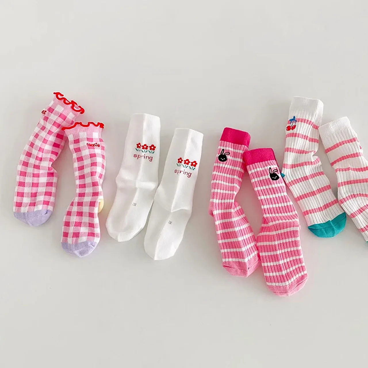 4 pares de calcetines rosas de princesa de dibujos animados para niña Otoño Invierno calcetines de algodón cálidos de tubo medio calcetines coreanos a rayas para niños pequeños