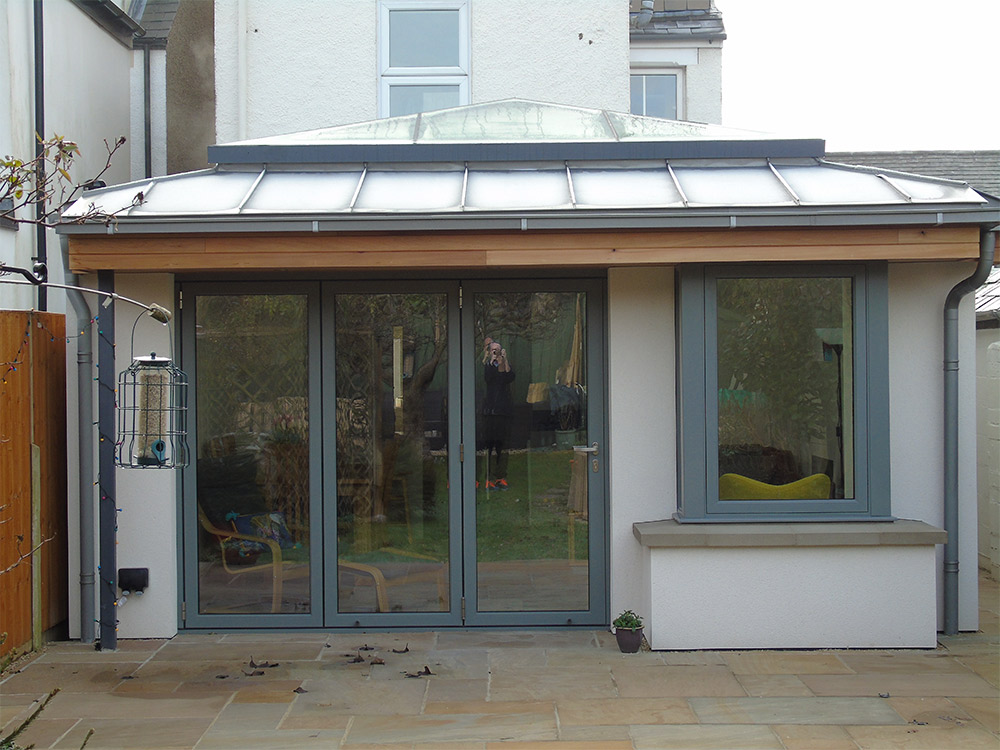 Porta acordeão direto da fábrica, portas dobráveis de alumínio com vidro duplo, edifício residencial, varanda externa, portas dobráveis de vidro