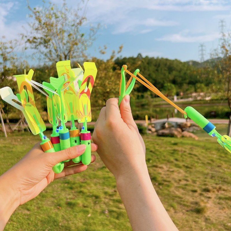 Lotes apito redondo espada voadora brinquedos led azul/flash borracha estilingue catapulta brinquedo das crianças mini máquina voadora brinquedo presentes