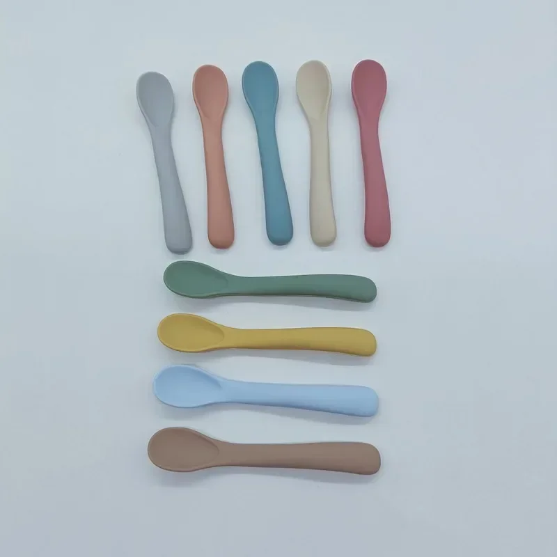 Cuchara de silicona para aprender a comer para bebé, cubertería pequeña curvada de goma suave, cubertería de entrenamiento para bebé