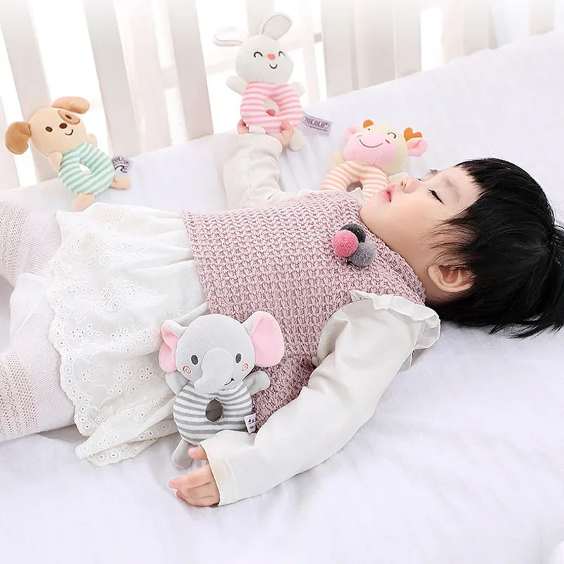 Rattles-赤ちゃん用のぬいぐるみのガラガラ,0〜12か月,黒,白,幼児用ベッド,ベビーカー用の吊り下げ式人形