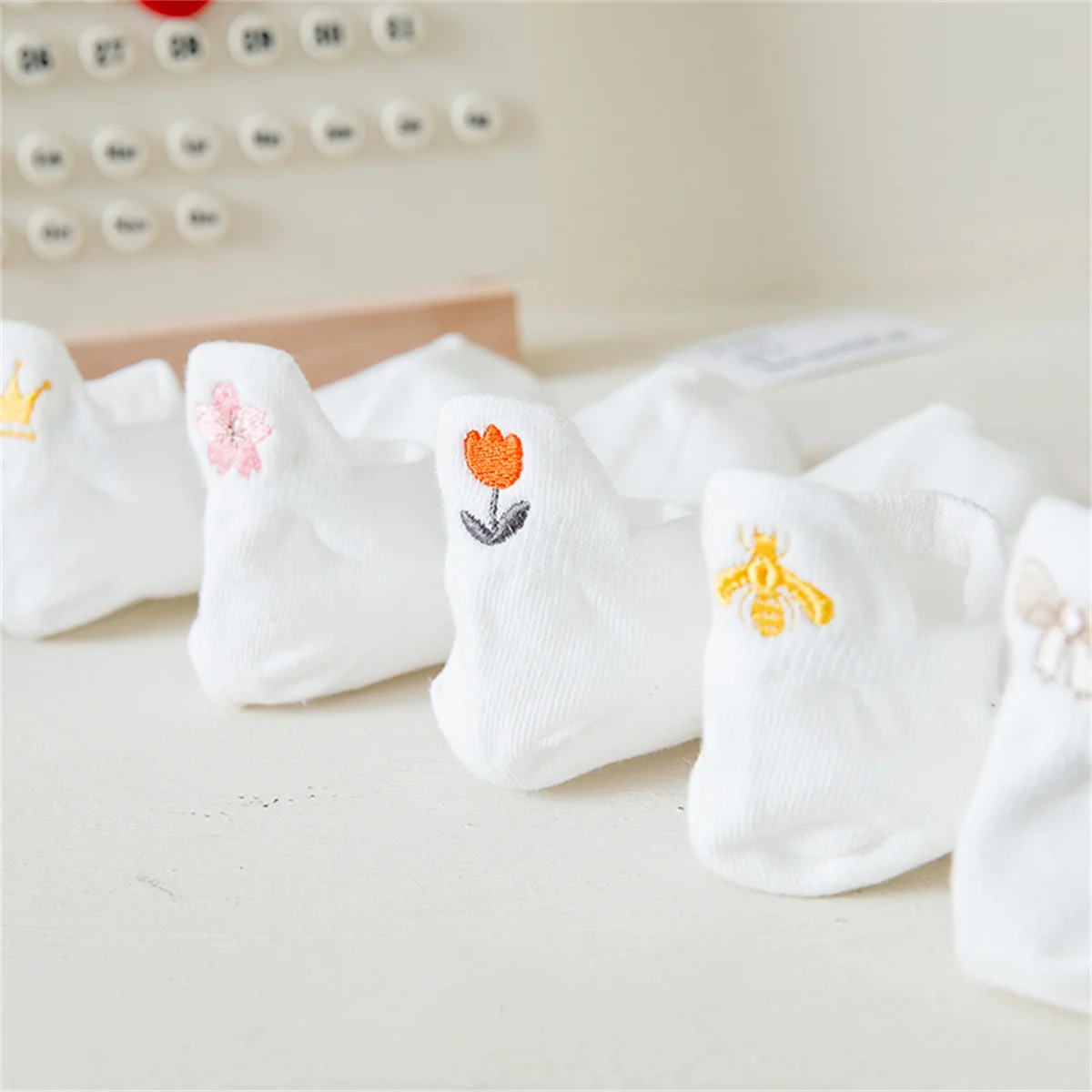 Dreamlikelin 5 Paare/los Gestickte Atmungsaktive Mesh Weiße Socken Weibliche Nette Krone Liebe Biene Sakura Bowknot Kurze Socken